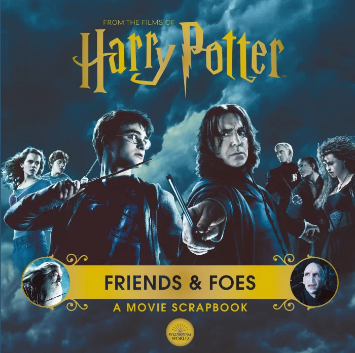Harry Potter - Friends & Foes: A Movie Scrapbook, anglická kniha